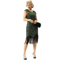 Frau im grünen Paillettenkleid mit Fransen, 1920er Jahre Stil, hält schwarze Clutch.