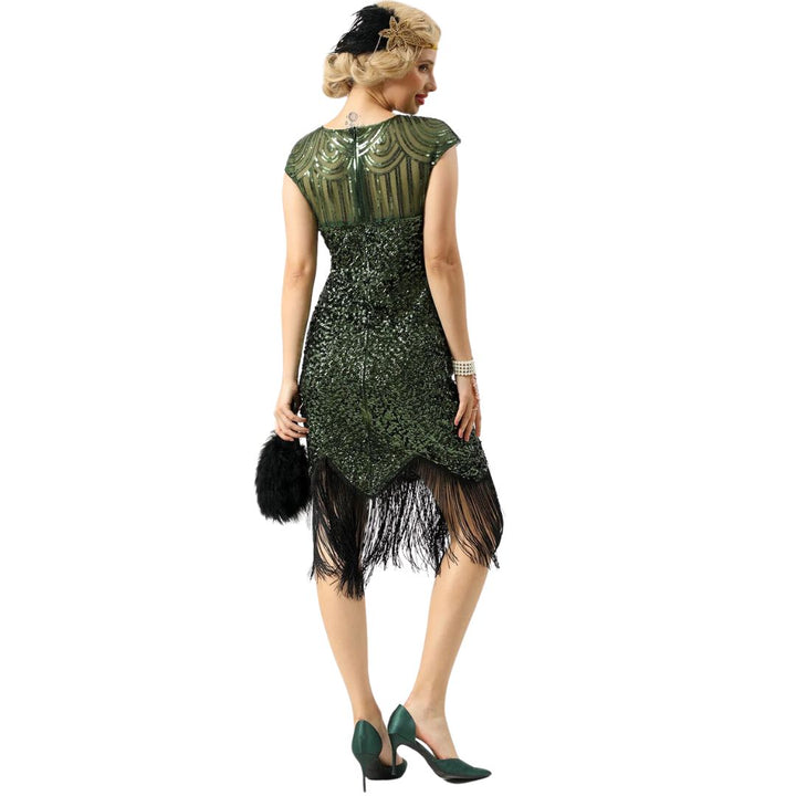 Frau im grünen Paillettenkleid mit Fransen, 1920er Jahre Stil, Vintage Mode, Rückansicht.
