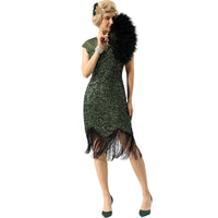 Frau im grünen Paillettenkleid mit Fransen, hält schwarzen Federfächer, 1920er Jahre Stil.