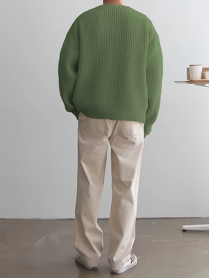 Mann in grünem Strickpullover und beigen Hosen, Rückansicht, lässige Mode, minimalistisch.