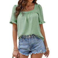 Frau in grünem Blusentop und Jeansshorts, Sommermode, lässiger Stil, Damenbekleidung.