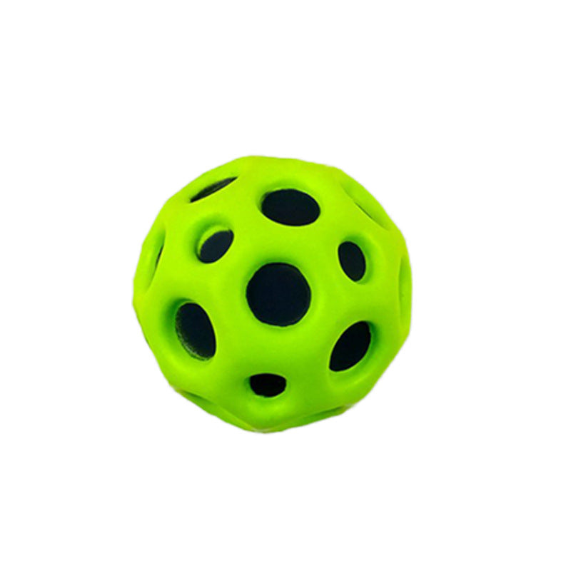 Grüner Hundespielzeugball aus Gummi mit Löchern, robust und langlebig für interaktives Spielen.