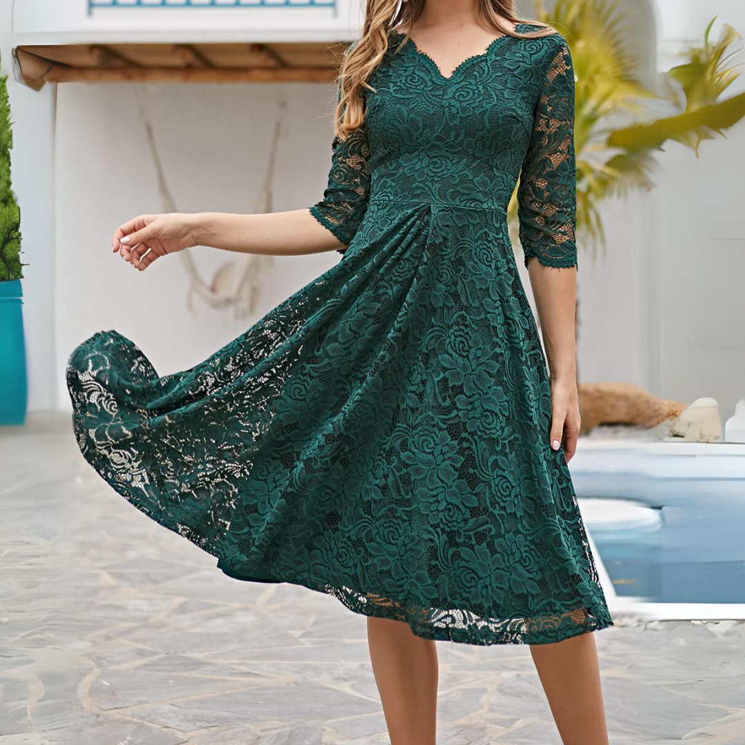 Frau in grünem Spitzenkleid mit halblangen Ärmeln, elegantes Design, Sommermode.