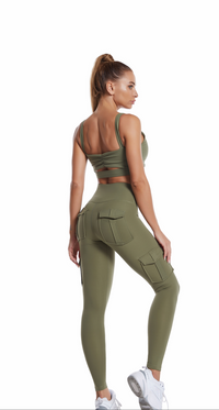 Frau in olivgrünem Sport-BH und Leggings, Fitnessmode, Rückansicht, athletische Kleidung.