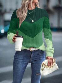Frau in grünem Strickpullover, blaue Jeans, weiße Handtasche, Kaffeebecher, Straße.
