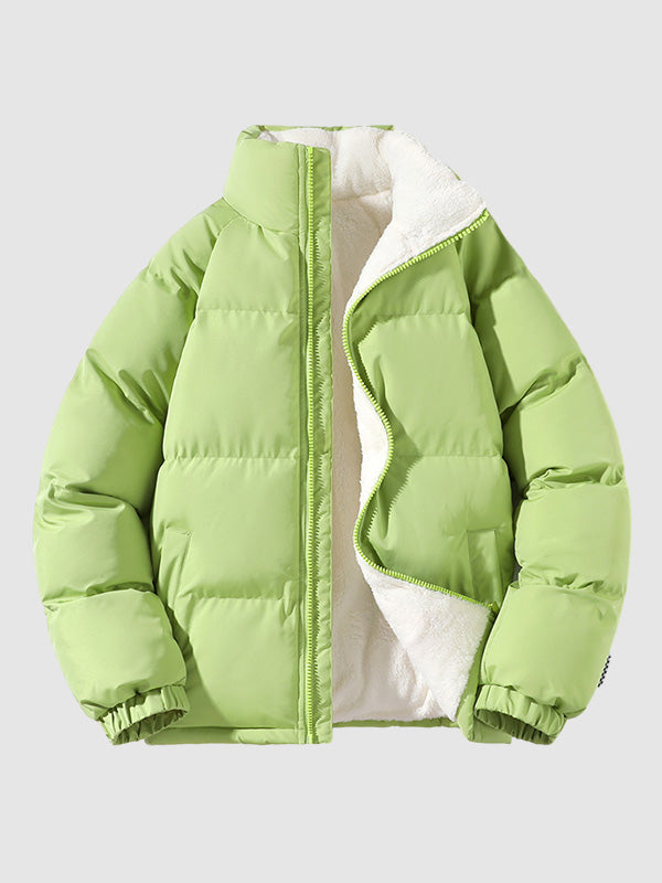 Grüne Daunenjacke mit weißem Futter, Wintermode, warm, stilvoll, Unisex, Outdoor-Bekleidung.