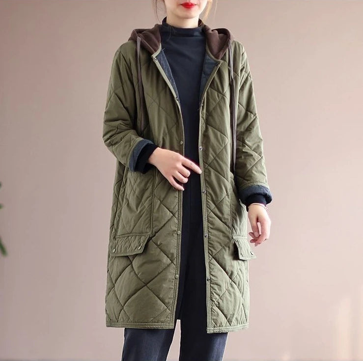 Grüne gesteppte Damenjacke mit Kapuze, lang, modisch, warm, ideal für Herbst und Winter.