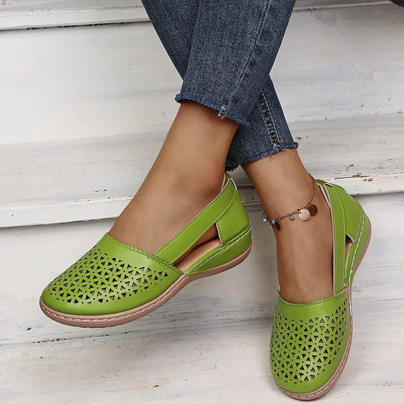 Grüne Damen-Loafer aus Leder mit Cut-Outs, lässige Sommerschuhe, bequem und modisch.