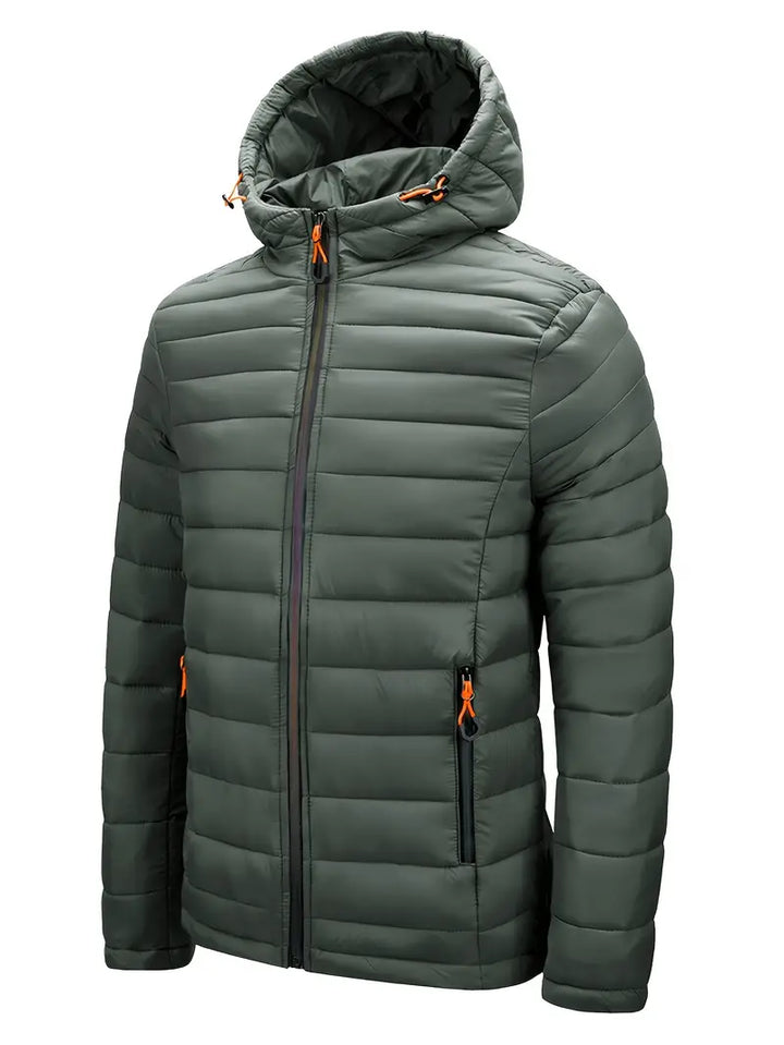 Grüne Daunenjacke mit Kapuze, Reißverschluss und Taschen, ideal für Outdoor-Aktivitäten.