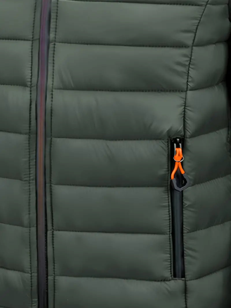 Grüne Daunenjacke mit Reißverschluss, orange Zipper, gesteppt, warm, Outdoor-Bekleidung.