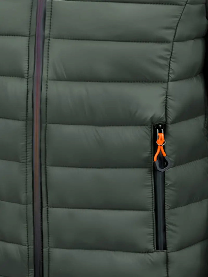 Grüne Daunenjacke mit Reißverschluss, orange Zipper, gesteppt, warm, Outdoor-Bekleidung.