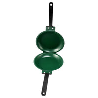 Grüne Antihaft-Pfanne aus Aluminium, doppelseitig, mit schwarzem Griff, für Omeletts.