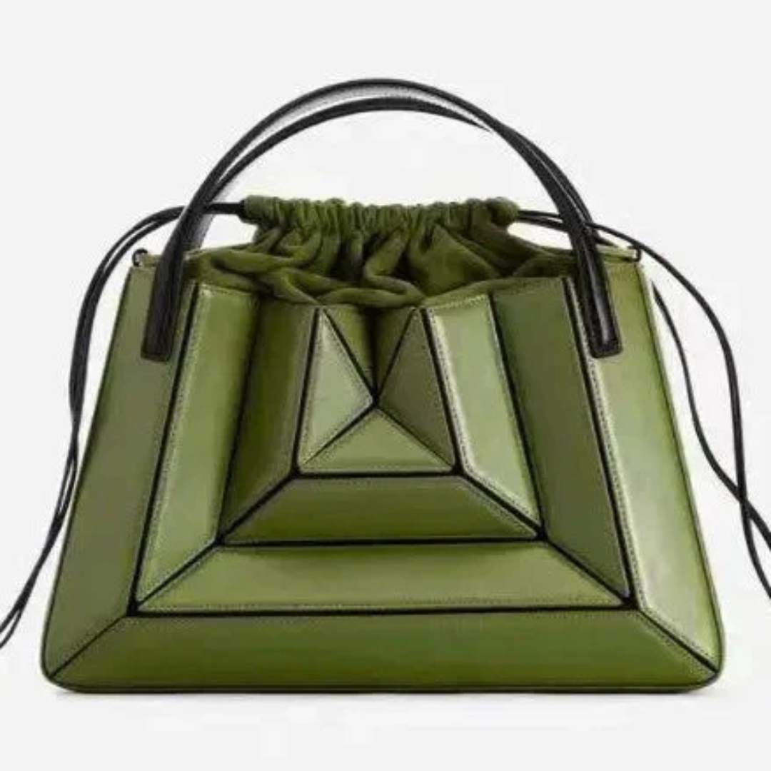 Grüne geometrische Handtasche aus Leder mit schwarzen Griffen, modisches Accessoire.