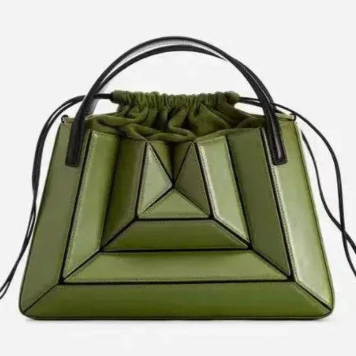 Grüne geometrische Handtasche aus Leder mit schwarzen Griffen, modisches Accessoire.