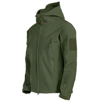 Grüne Softshell-Jacke mit Kapuze, wasserabweisend, Outdoor-Bekleidung für Herren.