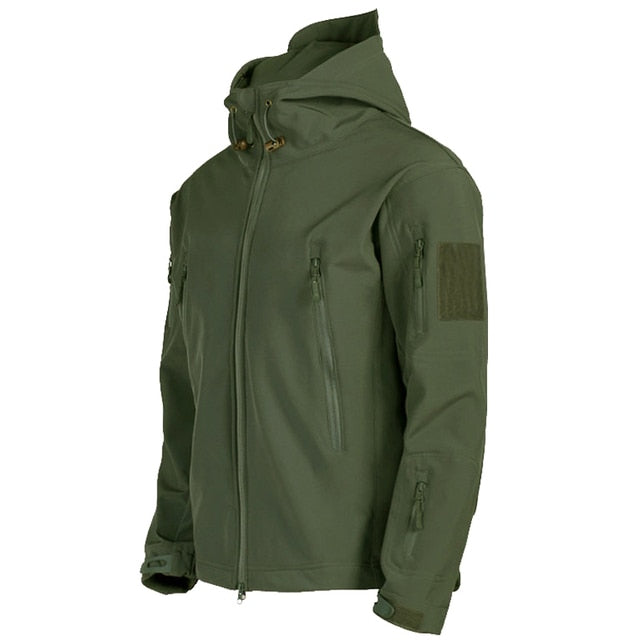 Grüne Softshell-Jacke mit Kapuze, wasserabweisend, Outdoor-Bekleidung für Herren.