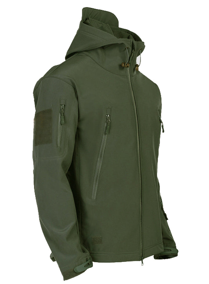 Grüne taktische Softshell-Jacke mit Kapuze, Reißverschlusstaschen, Outdoor-Bekleidung.