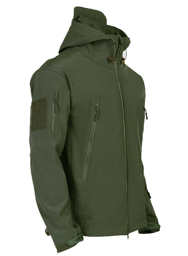 Grüne taktische Softshell-Jacke mit Kapuze, Reißverschlusstaschen, Outdoor-Bekleidung.