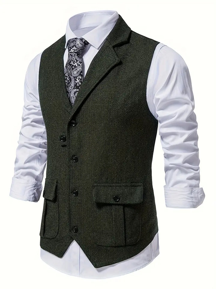Grüne Herrenweste aus Tweed mit Knöpfen, weißes Hemd, gemusterte Krawatte, elegantes Outfit.