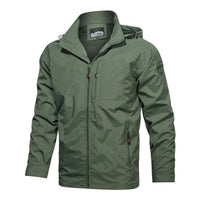 Grüne Outdoor-Jacke mit Kapuze, Reißverschluss und Brusttasche, ideal für Wandern und Trekking.