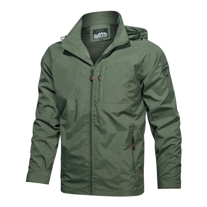 Grüne Outdoor-Jacke mit Kapuze, Reißverschluss und Brusttasche, ideal für Wandern und Trekking.