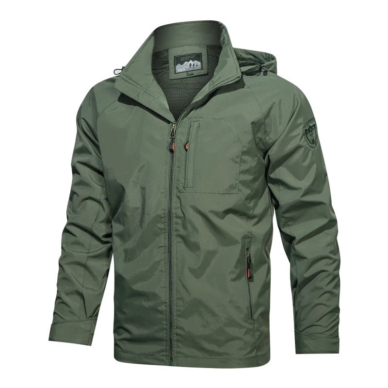 Grüne Outdoor-Jacke mit Kapuze, Reißverschluss und Brusttasche, ideal für Wandern und Trekking.