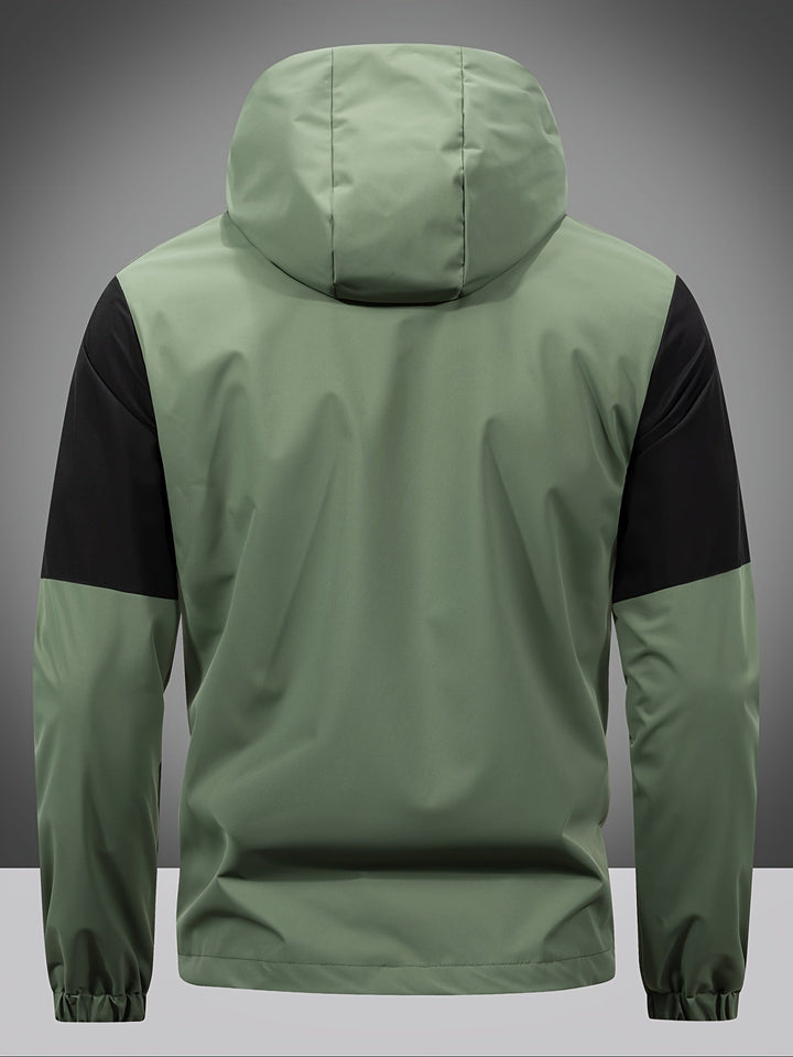 Grüne Herrenjacke mit Kapuze, wasserabweisend, schwarz abgesetzte Ärmel, Outdoor-Bekleidung.