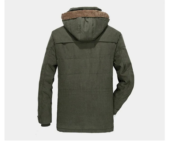 Grüne Herren-Winterjacke mit Kapuze und Kunstfellkragen, warm, stilvoll, Outdoor-Bekleidung.