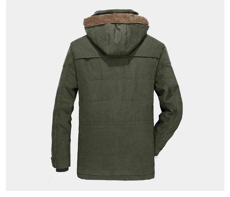 Grüne Herren-Winterjacke mit Kapuze und Kunstfellkragen, warm, stilvoll, Outdoor-Bekleidung.