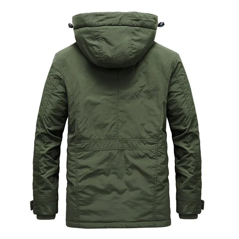 Grüne Herren-Winterjacke mit Kapuze, warm, wasserabweisend, Outdoor-Bekleidung.