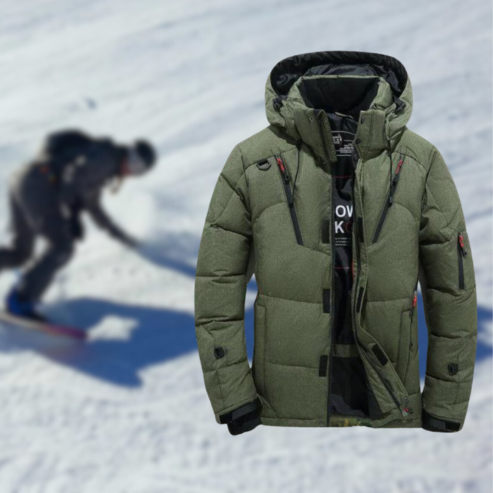 Grüne Winterjacke mit Kapuze, isoliert, vor Skifahrer im Schnee, Outdoor-Bekleidung.