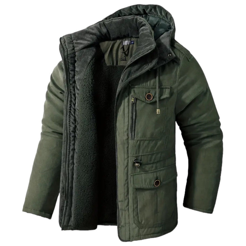 Grüne Herren-Winterjacke mit Kapuze, warm gefüttert, mehrere Taschen, Outdoor-Bekleidung.