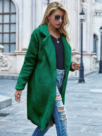 Frau in grünem Wintermantel, zerrissene Jeans, Sonnenbrille, Stadtstraße, modisch, elegant.