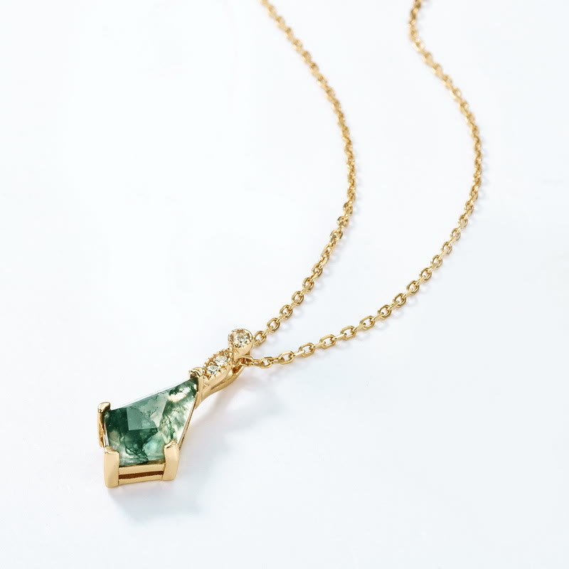 Goldene Halskette mit grünem Edelstein-Anhänger, elegantes Schmuckdesign, Damenaccessoire.