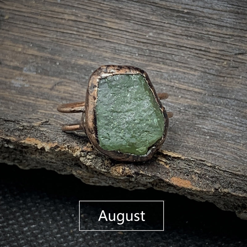 Rohstein-Ring mit grünem Peridot, handgefertigt, rustikales Design, August-Geburtsstein.