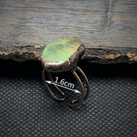 Grüner Rohstein-Ring, verstellbar, 1,6 cm, handgefertigt, Vintage-Stil, Unikat-Schmuck.