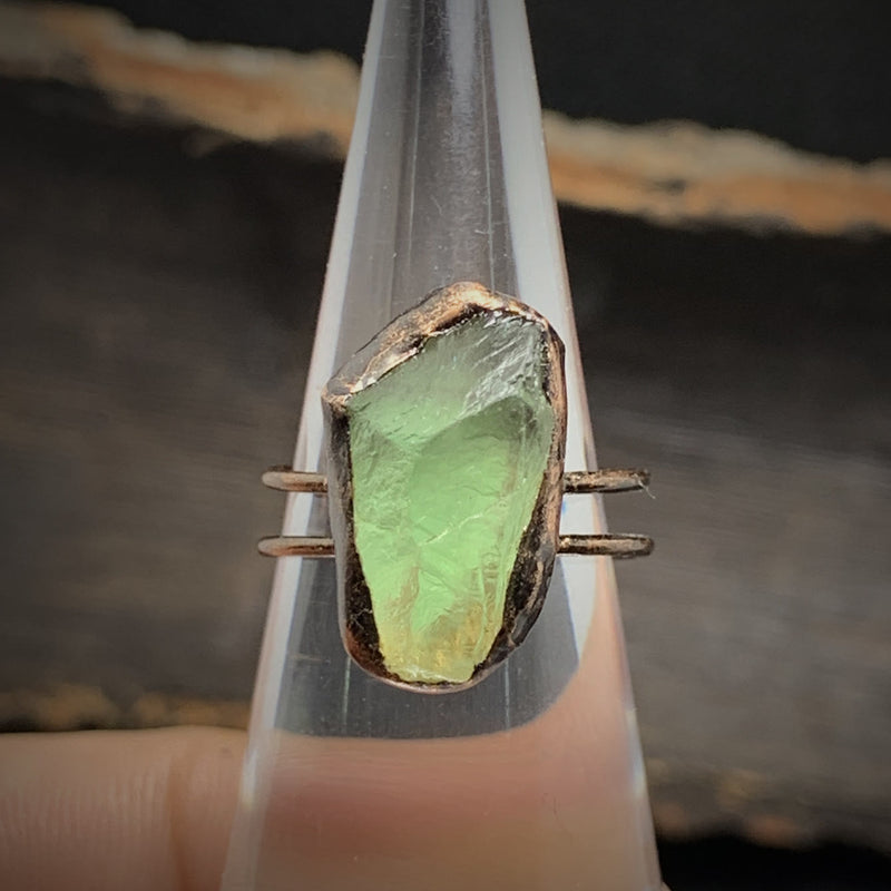 Grüner Rohstein-Ring, handgefertigt, Kupferfassung, einzigartiger Schmuck, Boho-Stil.
