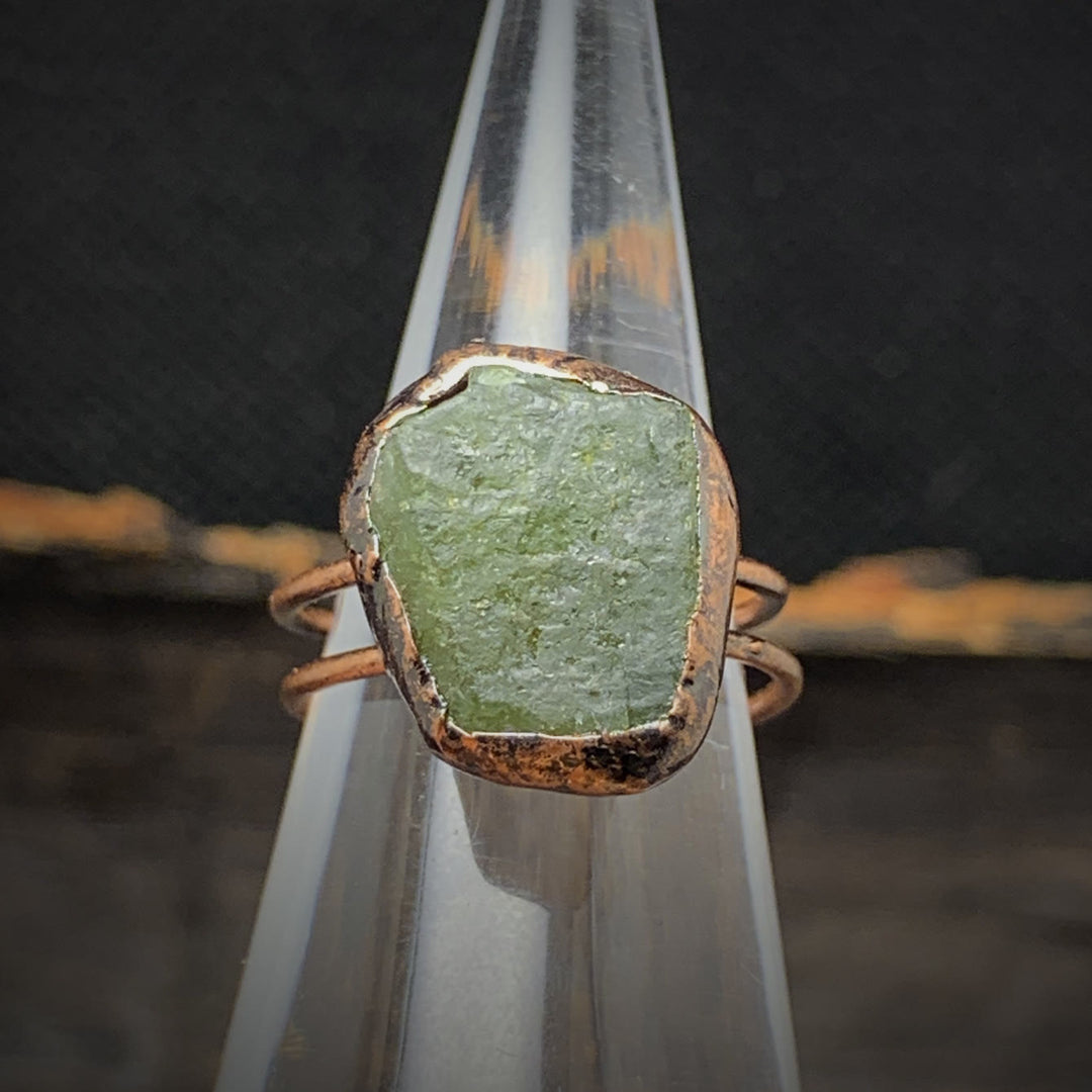 Rohstein-Ring mit grünem Edelstein, Kupferfassung, handgefertigter Schmuck, Unikat, Boho-Stil.