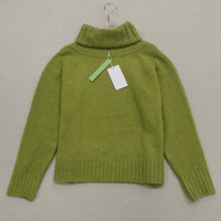 Grüner Rollkragenpullover aus Wolle, Damenmode, Herbstkollektion, warm und stilvoll.