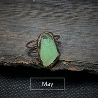 Grüner Rohstein-Ring aus Kupfer, handgefertigt, rustikaler Schmuck, Mai-Geburtsstein.