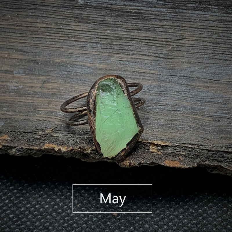 Grüner Rohstein-Ring aus Kupfer, handgefertigt, rustikaler Schmuck, Mai-Geburtsstein.