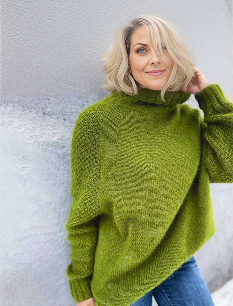 Frau in grünem Strickpullover, Rollkragen, lässig, modisch, Herbstmode, blonde Haare.