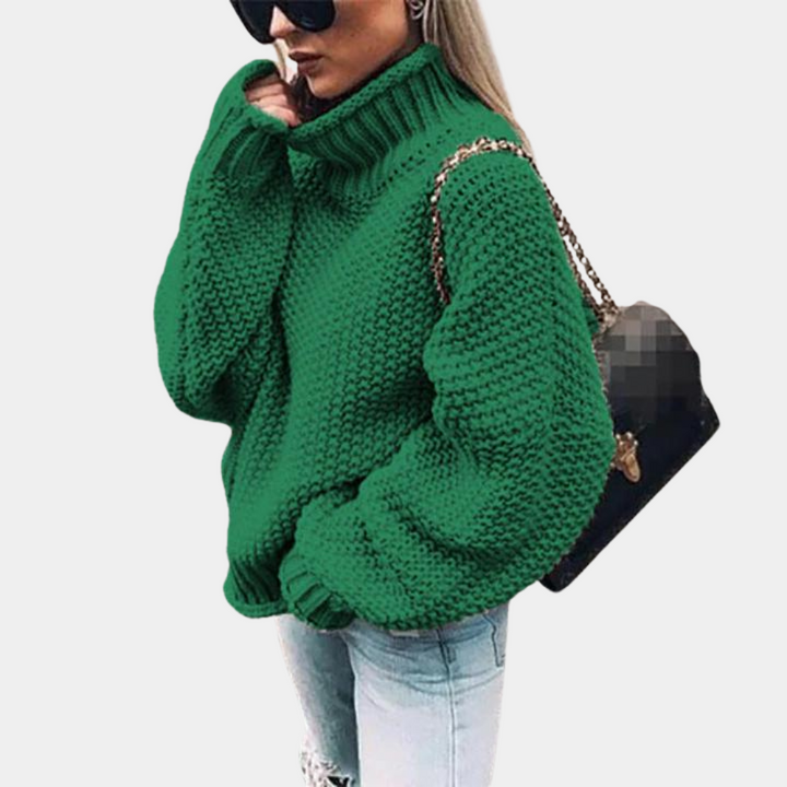 Frau in grünem Strickpullover, Rollkragen, schwarze Tasche, Sonnenbrille, modisch, lässig.