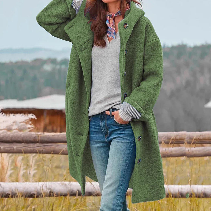 Frau in grünem Wollmantel, grauem Pullover, Jeans, Herbstlandschaft, Mode, Outdoor-Bekleidung.