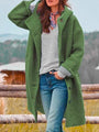 Frau in grünem Wollmantel, grauem Pullover, Jeans, Herbstmode, Outdoor, stilvoll, lässig.