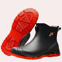 Schwarze Gummistiefel mit roter Sohle, wasserdicht, rutschfest, für Outdoor-Aktivitäten.