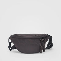 Dunkelgraue Gürteltasche aus Stoff mit Reißverschluss, verstellbarem Riemen, Unisex-Design.