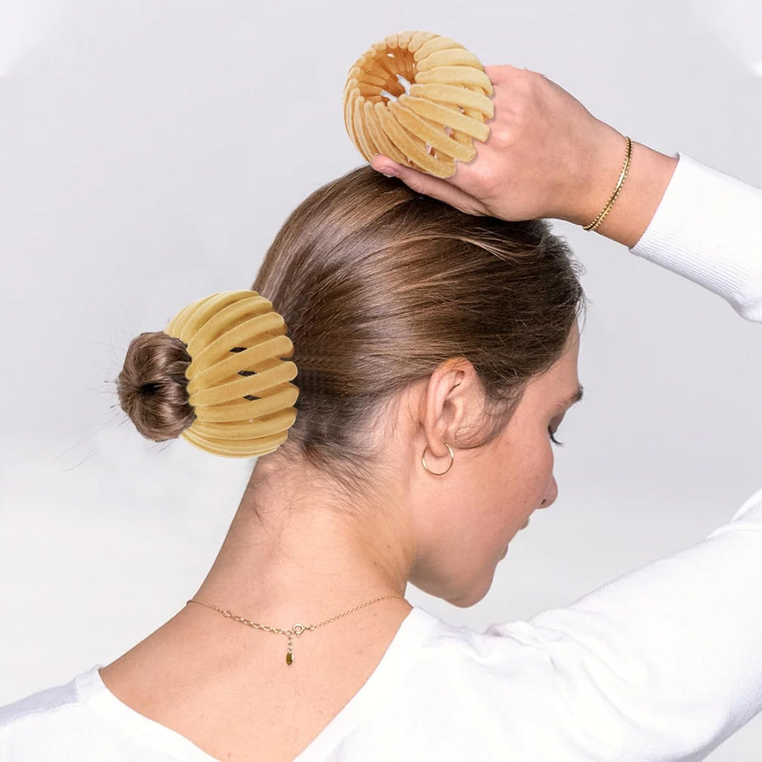 Frau mit Haarknoten, goldener Haarklammer, elegantes Haarstyling-Accessoire, Rückansicht.