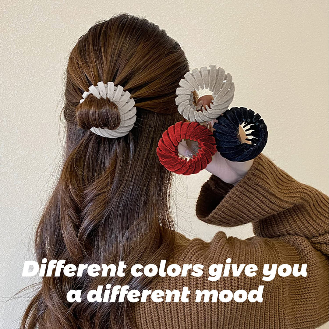 Frau mit braunem Haar trägt vier bunte Stoff-Haargummis: beige, rot, schwarz, grau.