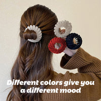 Frau mit braunem Haar trägt vier bunte Stoff-Haargummis: beige, rot, schwarz, grau.